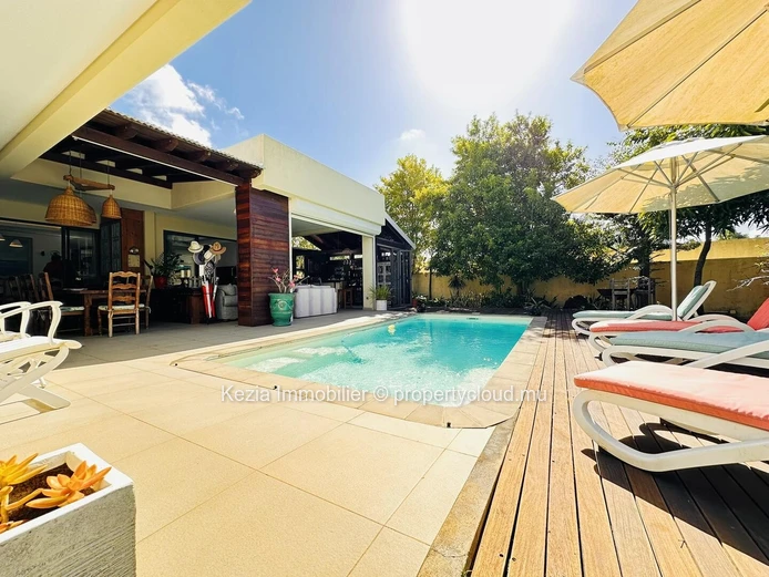 Contemporary Villa In A Secure Residence 