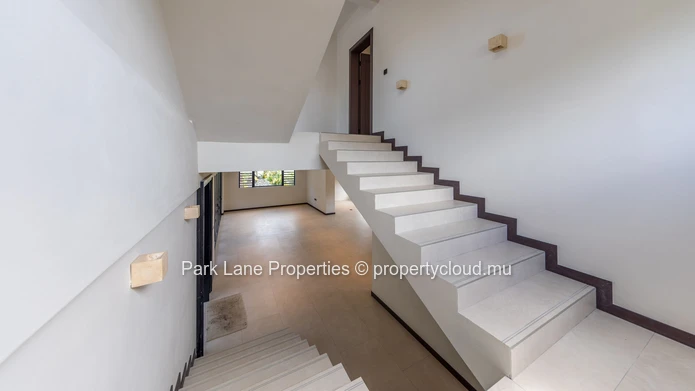 Une maison contemporaine dans un cadre exceptionnel entre montagnes et lagon