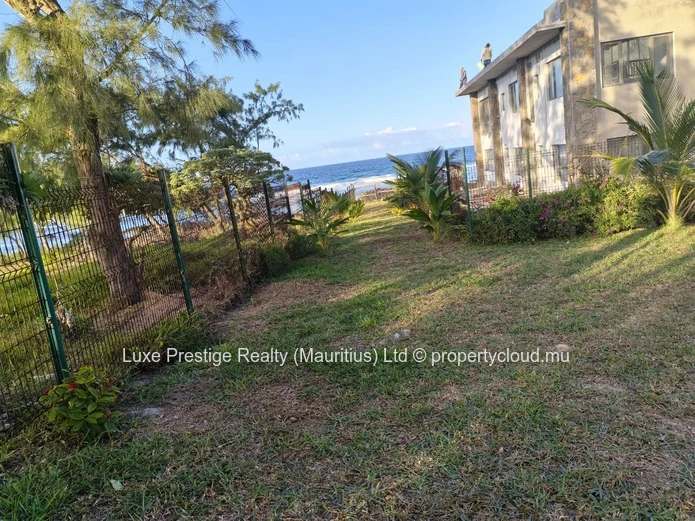 Beachfront 3-Bedroom Villa with Detached Studio on 2,587.75 m² Land in Poste Lafayette | Direct Beach Access | Leaseh...