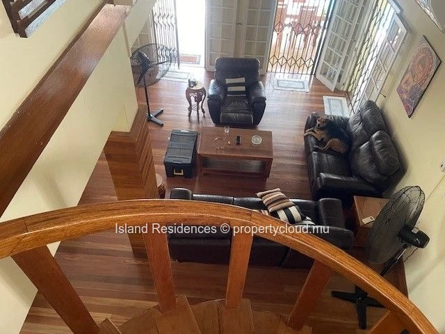 Belle villa meublée avec 3 chambres, piscine et parking tout près de la plage de Mon Choisy