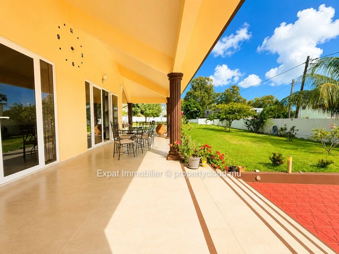 Magnifique villa 3 chambres avec grand jardin et piscine à louer à La Gaulette