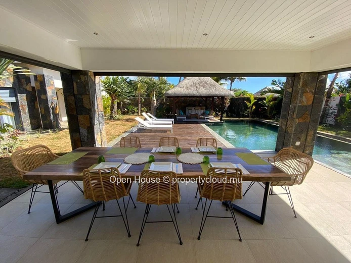 Villa d'architecte de 400m2, terrain de 1210m2, 5 chambres en suite dont master, mezzanine, piscine, magnifique jardi...