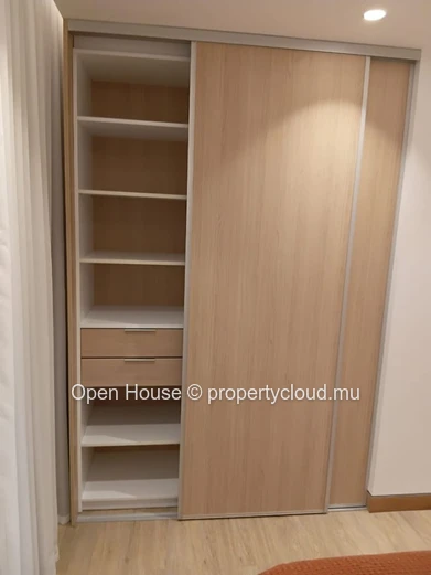 Appartement R+2 à vendre à Grand Baie, 150m², 3 chambres, vue montagne, meublé, climatisé, parking gardé, accessible ...