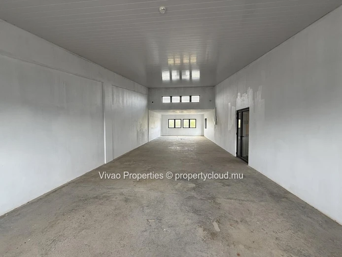 Local Commercial à louer à Calebasses, Terre Rouge, 114m², Parking 4, Prix Rs 70 000.