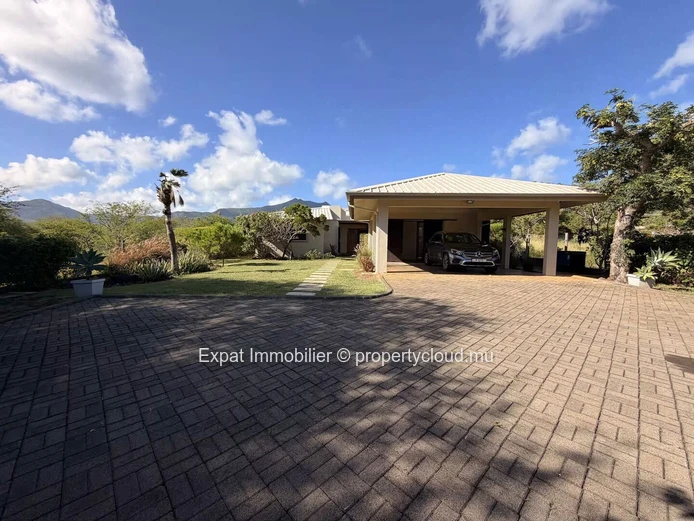 Prestigious 4-Bedroom Villa for Sale – Les Salines Pilot, Black River