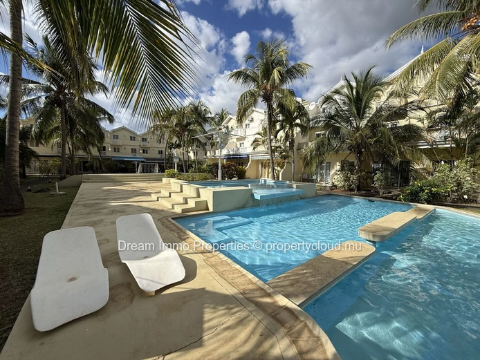 Spacieux triplex meublé de 3 chambres avec jardin privé à Flic en Flac – Ile Maurice