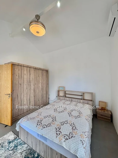 Vaste villa de 4 chambres sur 1477 M2 de jardin et piscine a calodyne