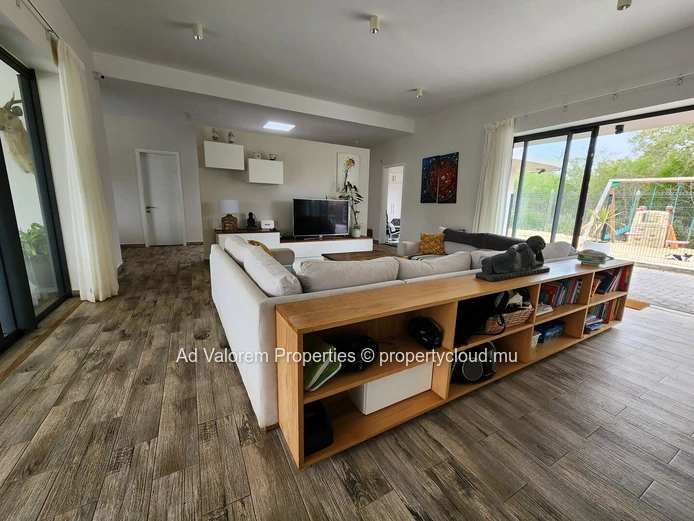 À vendre, magnifique propriété avec 2 maisons et piscine dans L'Ouest.