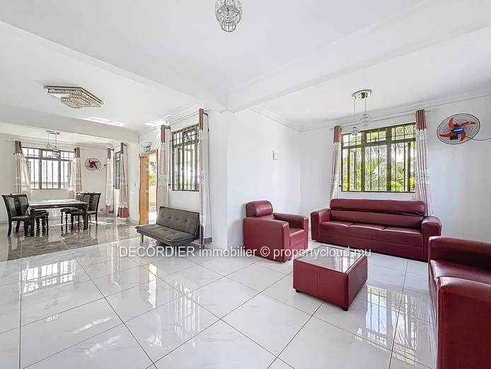 Belle villa moderne de 230 m² à Pereybere – Résidence sécurisée avec piscine (Mandat exclusif)