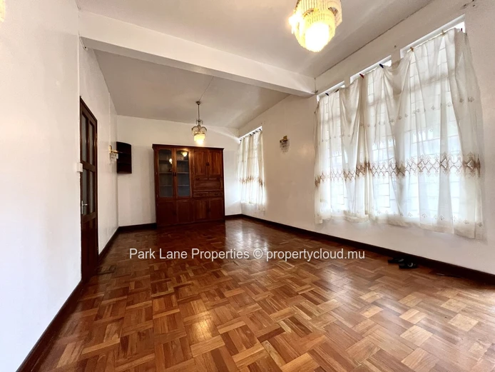 Maison Spacieuse et Polyvalente au Cœur de Curepipe : Idéale pour Famille ou Bureau