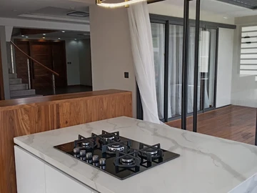 6 Bedroom Villa
