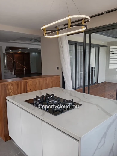 Villa contemporaine neuve à Pereybere – 6 chambres – Piscine centrale – Prestations premium