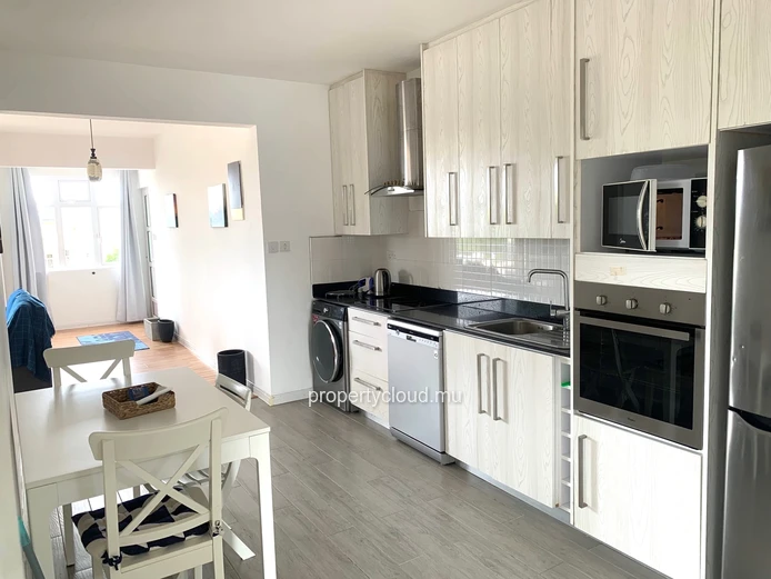 Flic en Flac Ile Maurice à louer appartement 2 chambres décoré avec goût situé au troisième étage avec piscine.