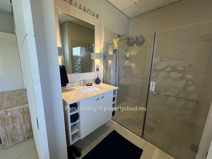 Penthouse de 4 Chambres en Bord de Rivière à Tamarin – Accès Direct à la Plage & Terrasse avec Jacuzzi Privé