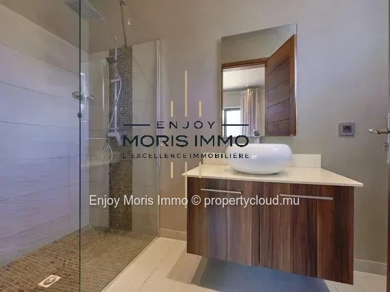 Villa contemporaine 4 chambres + bureau– Grand Baie | 330 m² | Piscine privée | Villa meublée