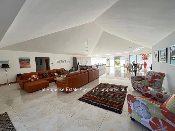 Villa à vendre à Tamarin, surface habitable 434m², terrain 1.802m², 3 chambres, piscine privée, vue montagne, proche ...
