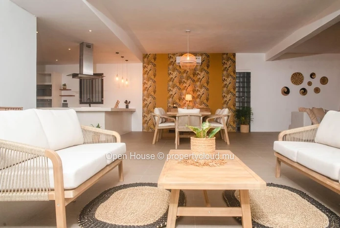 À vendre à Saint Antoine, superbe villa meublée. Elle offre 4 chambres, une piscine privée et un garage double. Idéal...
