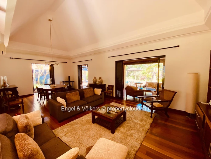 5 Bedrooms Villa on a golf Course