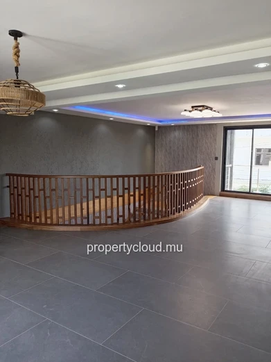 Villa contemporaine neuve à Pereybere – 6 chambres – Piscine centrale – Prestations premium