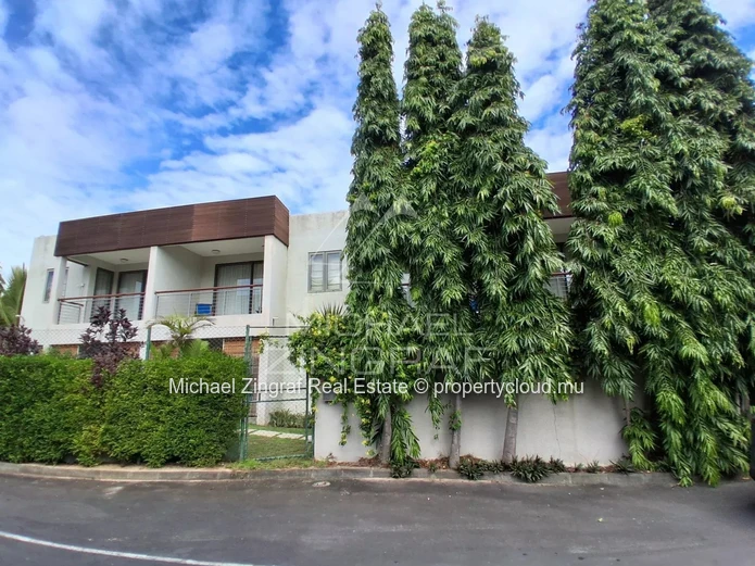 2-Bedroom Duplex with Direct Beach Access – Pereybere