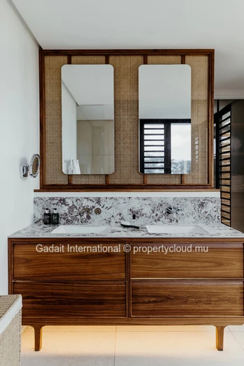 Villa de Luxe de Plain-Pied à Vendre à Bel Ombre – Piscine à Débordement de 14 Mètres et Domaine Golfique Prestigieux...