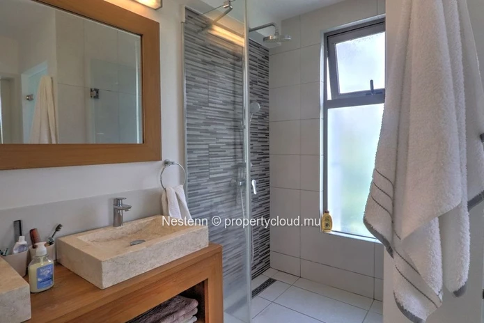 Bright 3-bed apartment with spacious jacuzzi in a residence