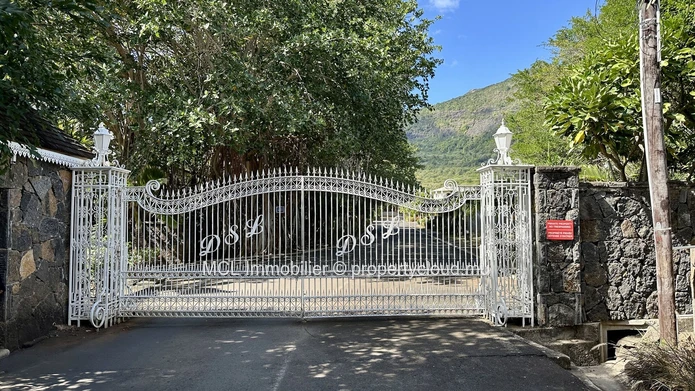 Residential land of 1,712.78m2 in Pailles