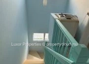 Cet appartement spacieux et confortable de trois étages 