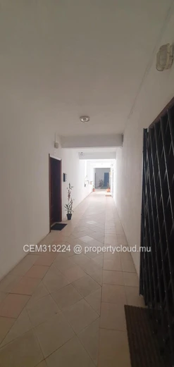 Appartement Semi-Meublé à Vendre – Centre de Curepipe