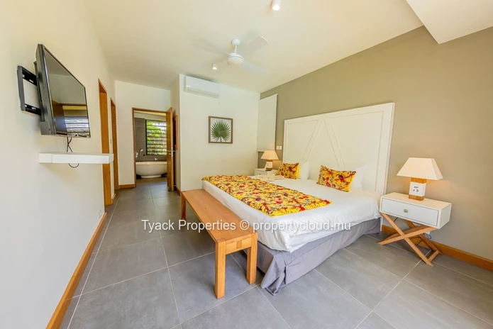 Villa de Luxe à Rivière Noire – 4 Chambres, Piscine et Services Hôteliers