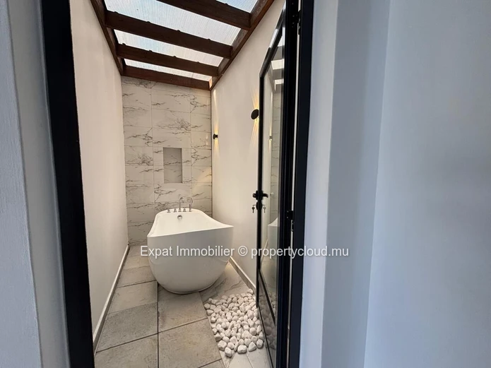 New Villa With Pool In Calodyne – 2 Minutes From Intermart