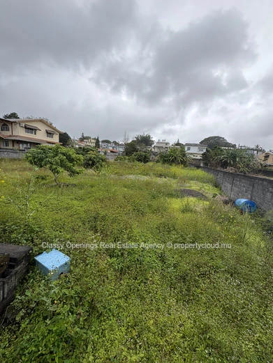 570 m² Walled Lot in Eau Coulée — Quiet Street, Near Bus, Schools & Shops