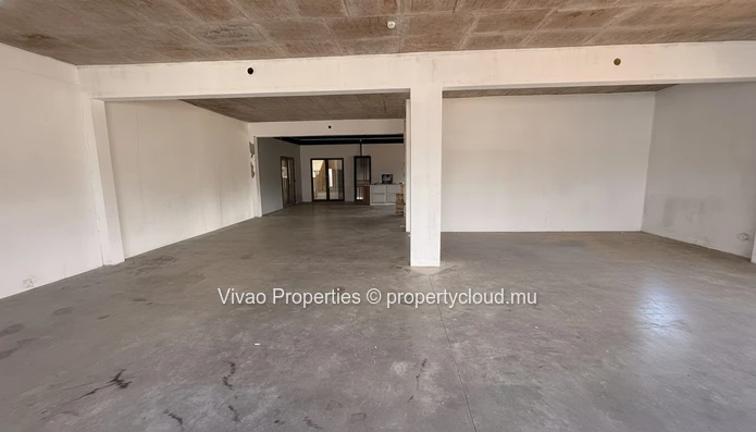 Showroom et espace de bureaux commerciaux de 210 m² à louer à Calebasses – 140 000 Rs/mois Idéalement situé à Calebas...
