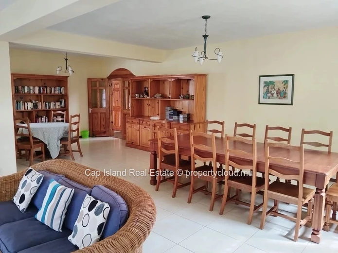 À Vendre – Villa Spacieuse avec Cottage Privé à Péreybère