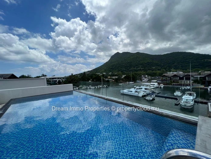 Belle Villa Triplex En Revente A La Balise Marina A Riviere Noire - Ile Maurice
