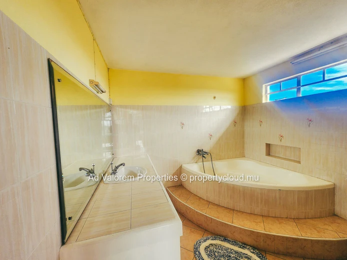 Charming Mauritian-Style House for Rent in Prime Flic en Flac Location!