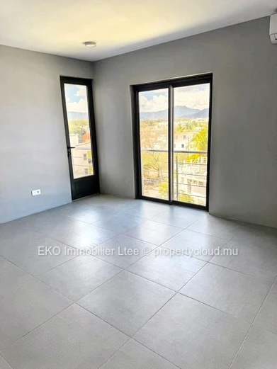 Luxurious Flic en Flac Penthouse: Foreigners Welcome!