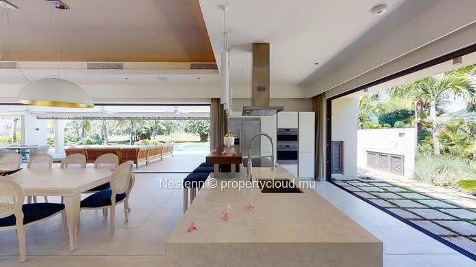 Villa d'exception de 5 chambres avec vues montagnes au sein d'un domaine golfique de renom. 