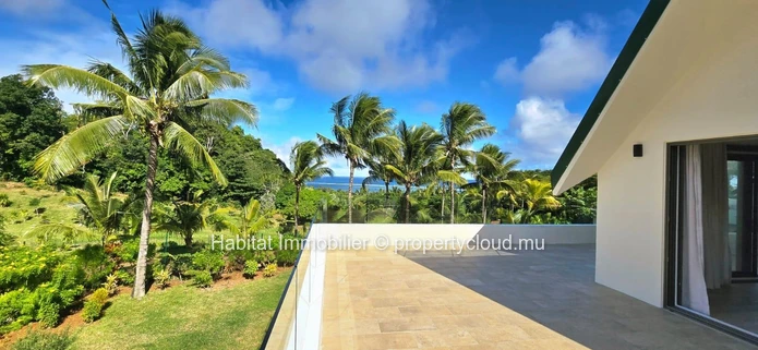 To rent: Furnished and equipped house of 237 m² on a plot of 1500 m² at Baie du Cap