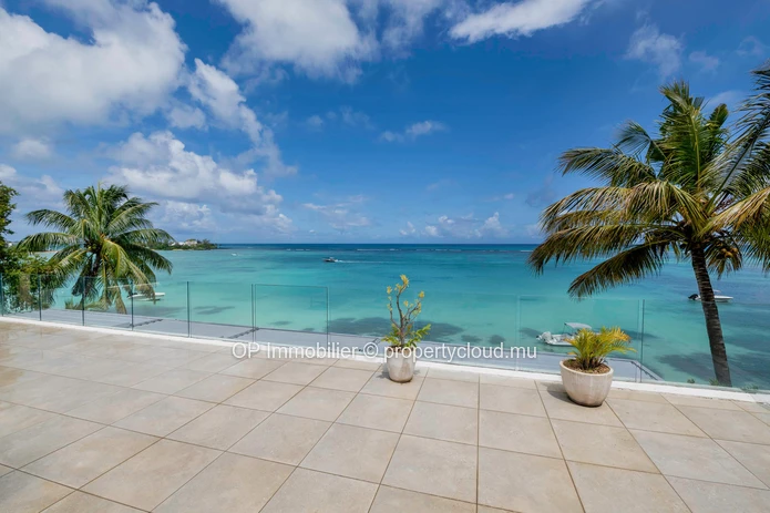 Penthouse à vendre à Péreybère, Grand Baie, 94m², 2 chambres, piscine commune, vue mer, meublé, climatisé. Rs 42M.