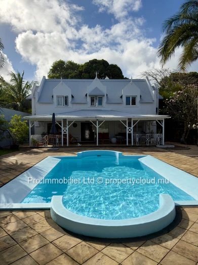 Maison familiale chaleureuse et spacieuse, conçue par un architecte ,  À vendre à Roches Noires