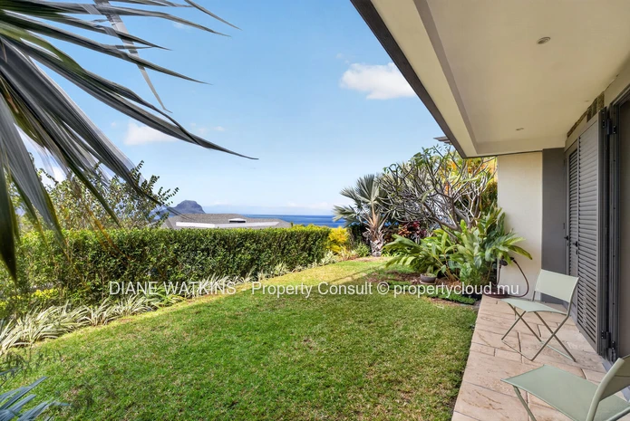 Villa RES contemporaine à vendre à Rivière Noire | Vue panoramique sur le lagon bleu