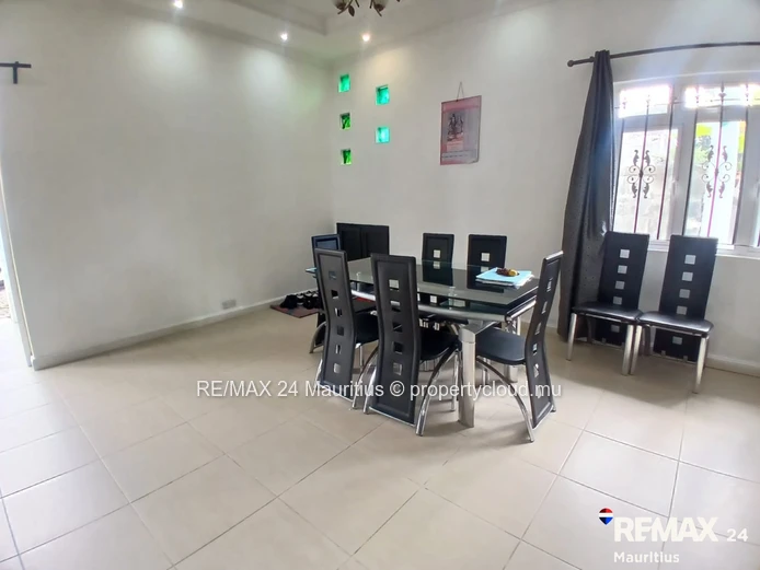 Spacious 5-Bedroom Family Home with Stunning Mountain Views