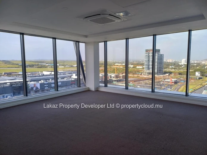 Bureau 398 m² à louer à Ébène — vue panoramique