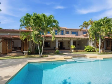 6 Bedroom House
