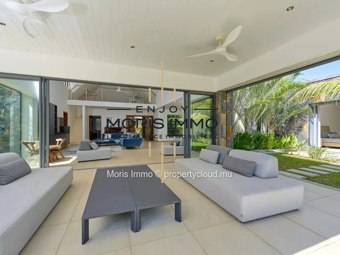 Stunning modern 4-bedroom villa with swimming pool
