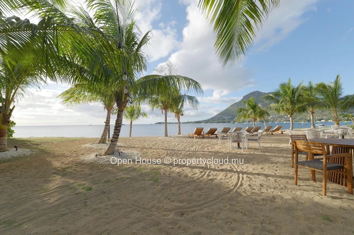 Seafront penthouse in Rivière Noire, 280m², 3 bedrooms, private pool, panoramic sea view.