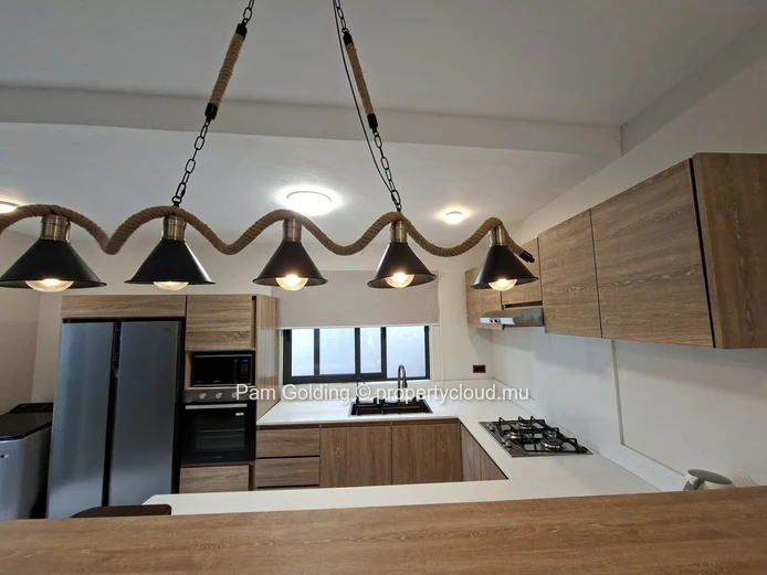 Deux villas neuves mitoyennes, entièrement indépendantes, situées dans le quartier recherché de Péreybère.