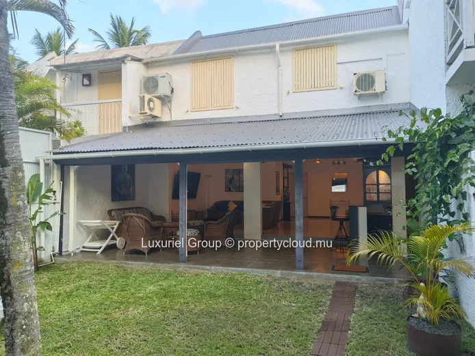 Tropical Comfort Meets Modern Living – Duplex Villa in Pointe aux Canonniers