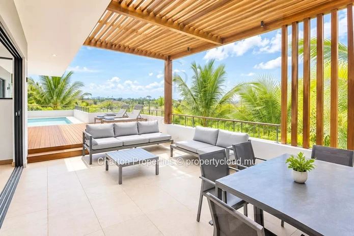 Exceptional 3-bedroom penthouse on the top floor, with golf view in the heart of Mont Choisy